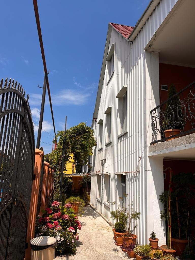 Kobuleti Guest House Chexov 24 Кобулеті Екстер'єр фото