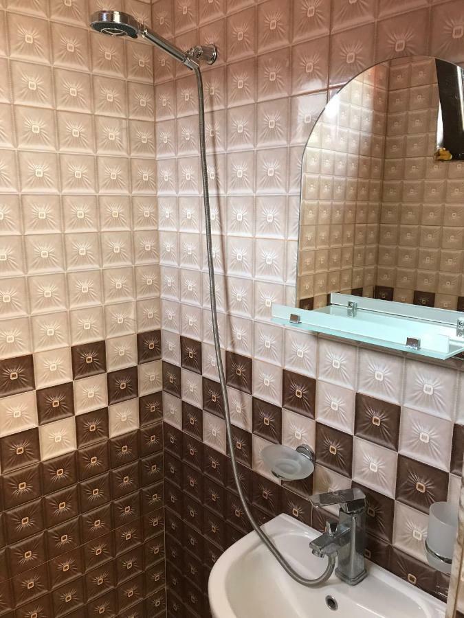 Kobuleti Guest House Chexov 24 Кобулеті Екстер'єр фото